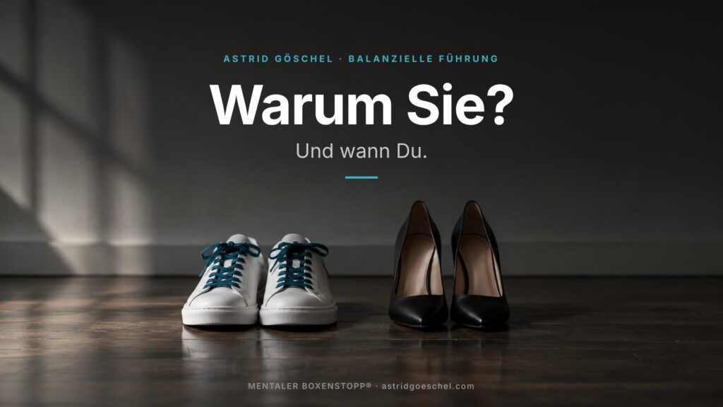 Warum Sie? Und wann Du. Weiße Turnschuhe mit petrolfarbenen Schnürsenkeln neben schwarzen Pumps